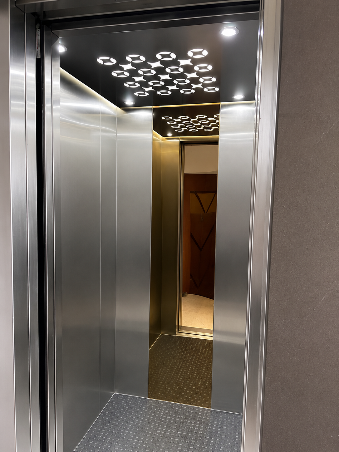 Passenger elevator